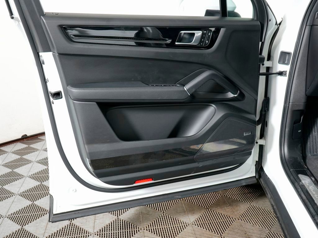 Certified 2022 Porsche Cayenne Platinum Edition image 15