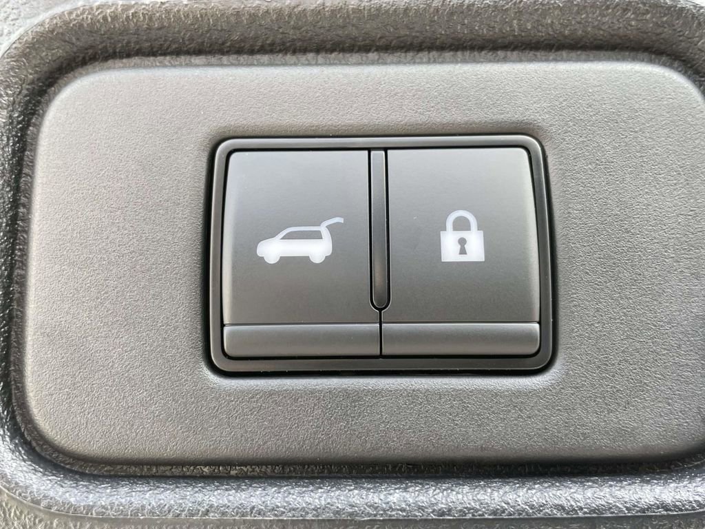 Used 2025 Nissan Pathfinder Platinum w/ Cargo Package image 10