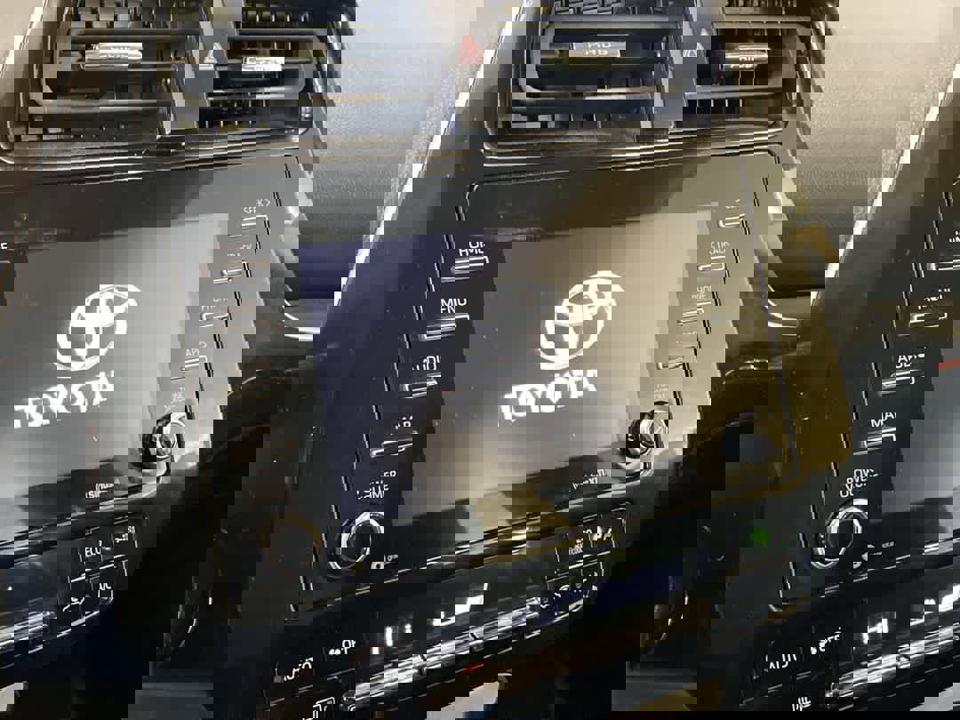 Used 2021 Toyota Prius LE image 16