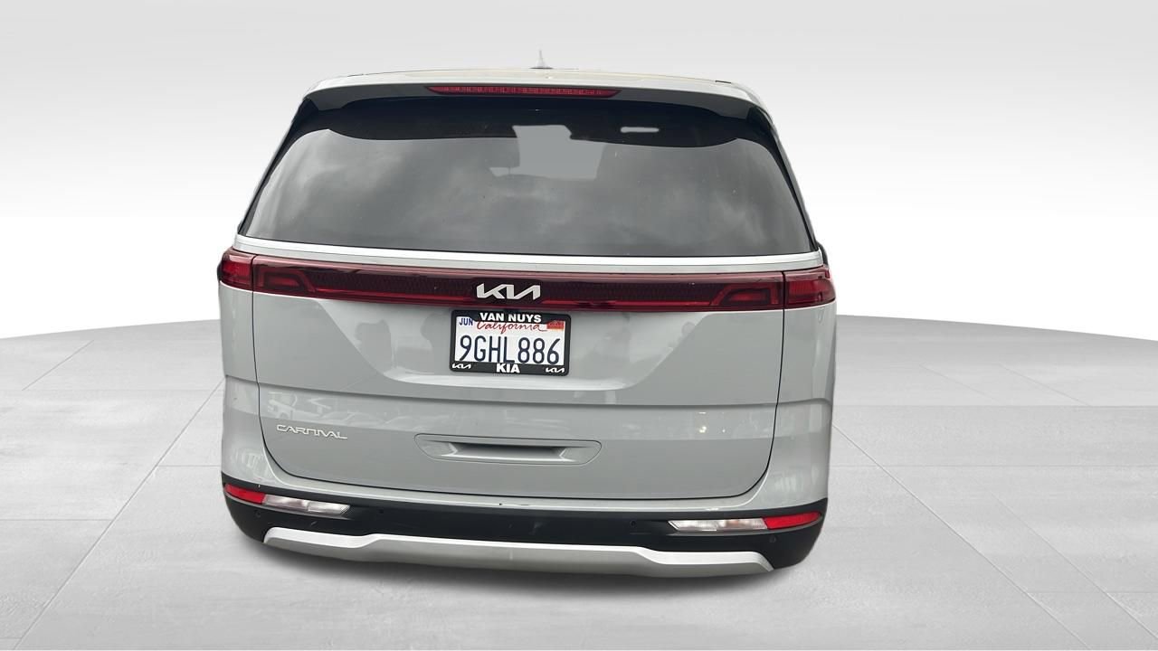 Used 2024 Kia Carnival EX FWD image 3