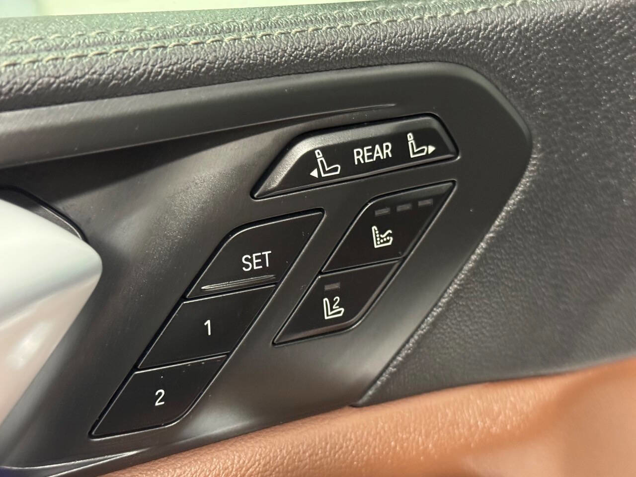 Used 2021 BMW X7 xDrive40i w/ Premium Package image 9