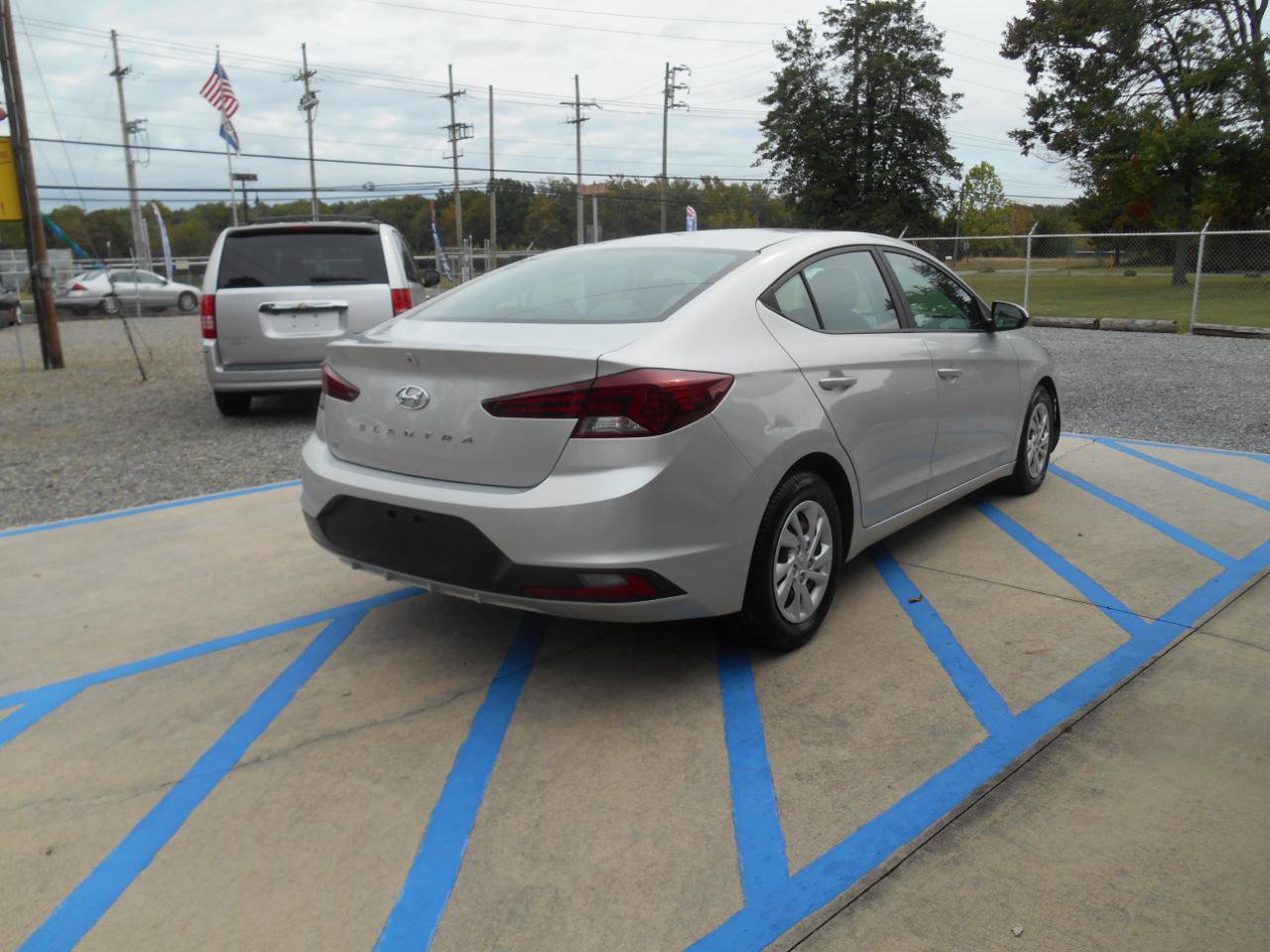 Used 2019 Hyundai Elantra SE FWD image 3