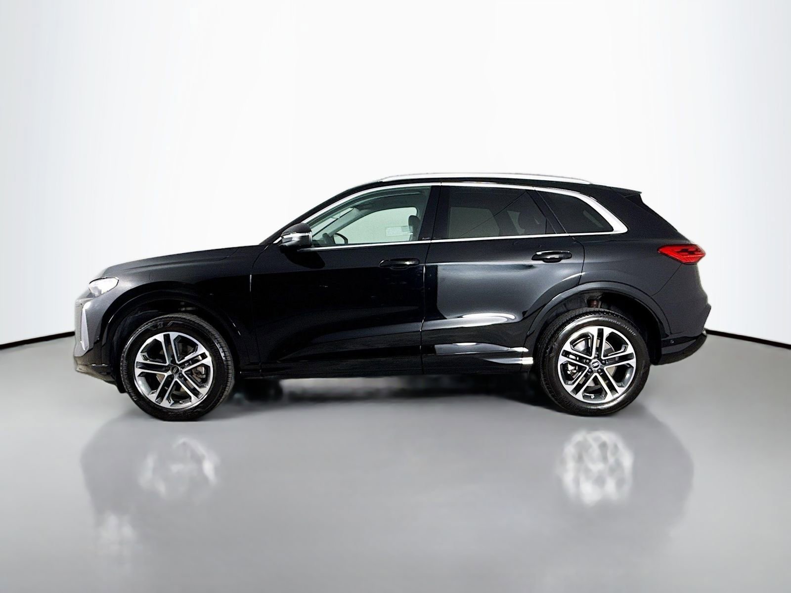 Certified 2025 Audi Q5 Premium w/ Convenience Package AWD/4WD image 4