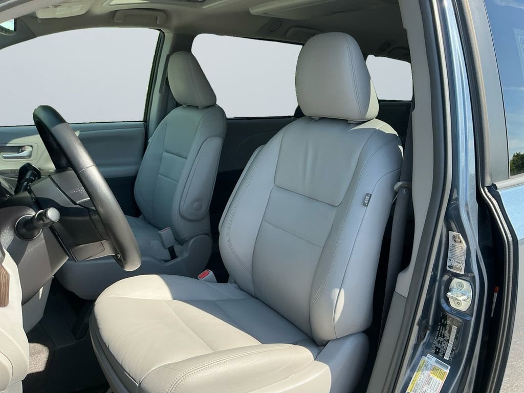 Used 2017 Toyota Sienna XLE Premium FWD image 10
