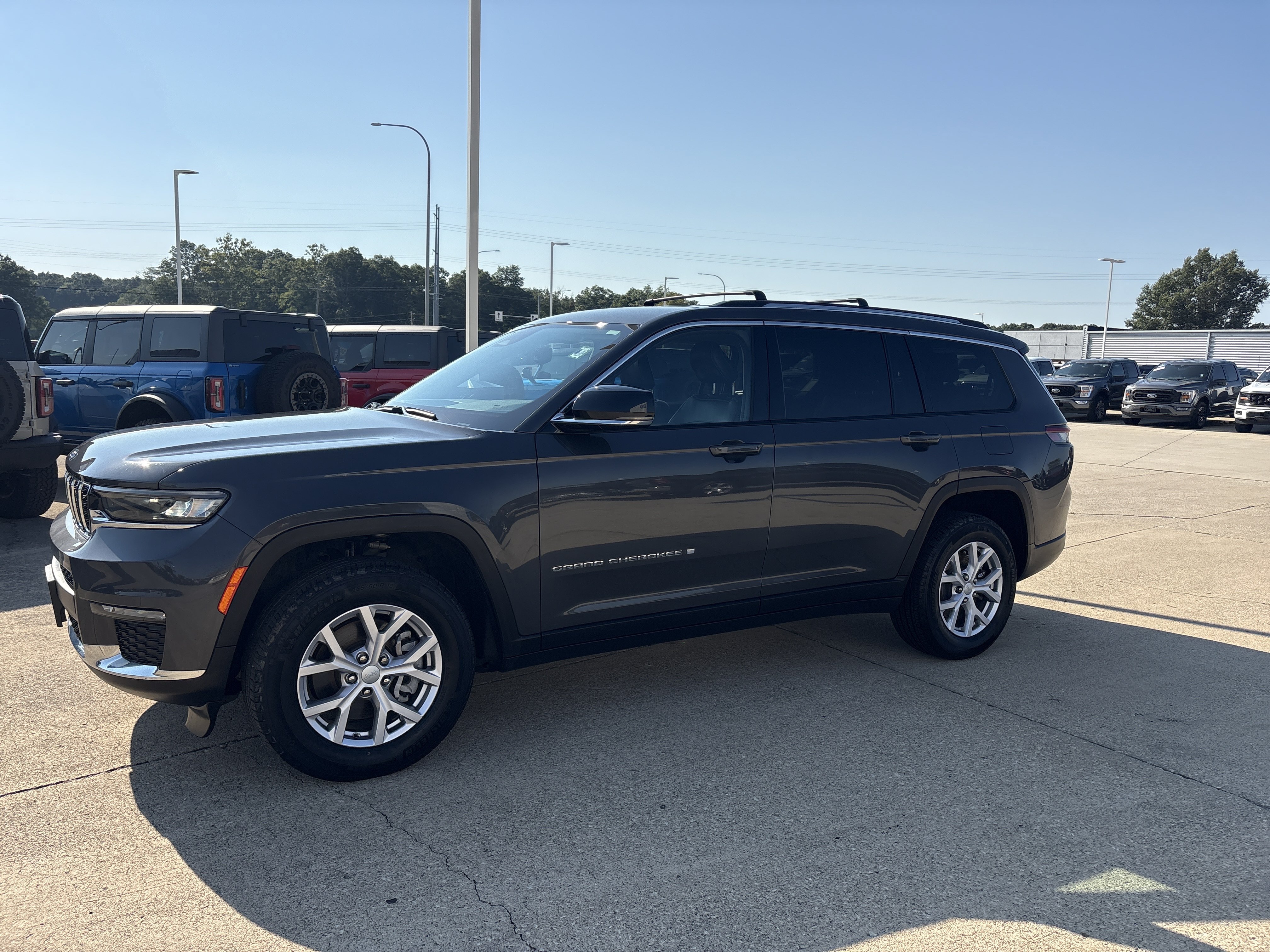 Used 2022 Jeep Grand Cherokee L Limited AWD/4WD image 3
