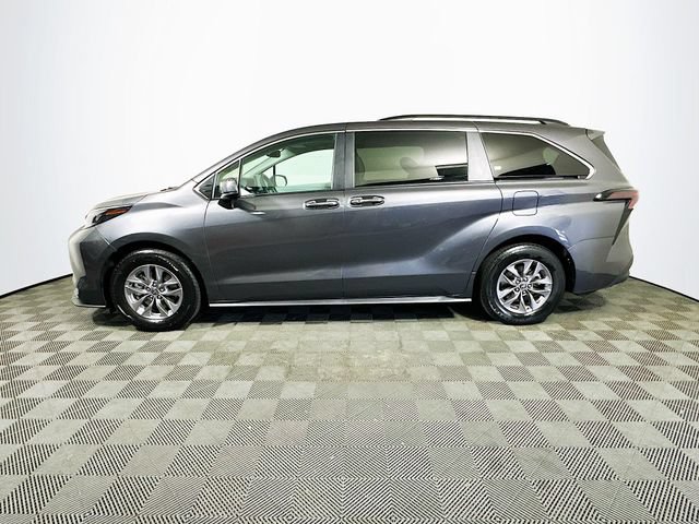Certified 2025 Toyota Sienna XLE FWD image 5