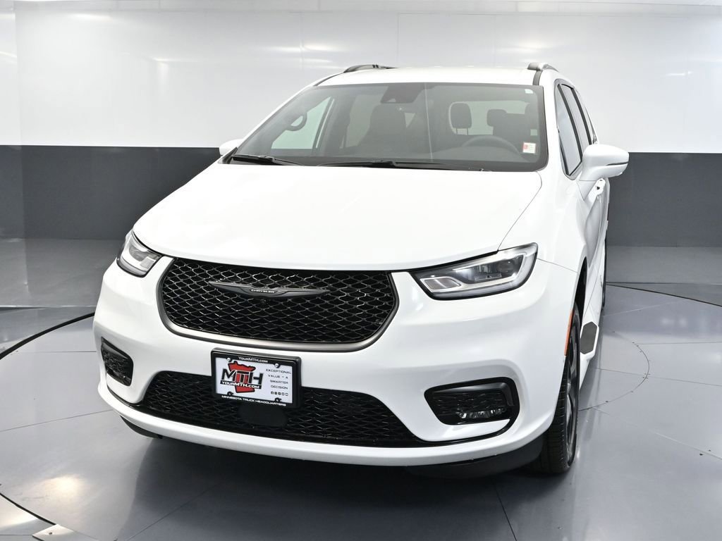 Used 2022 Chrysler Pacifica Touring-L w/ Uconnect Theater Family Group image 13