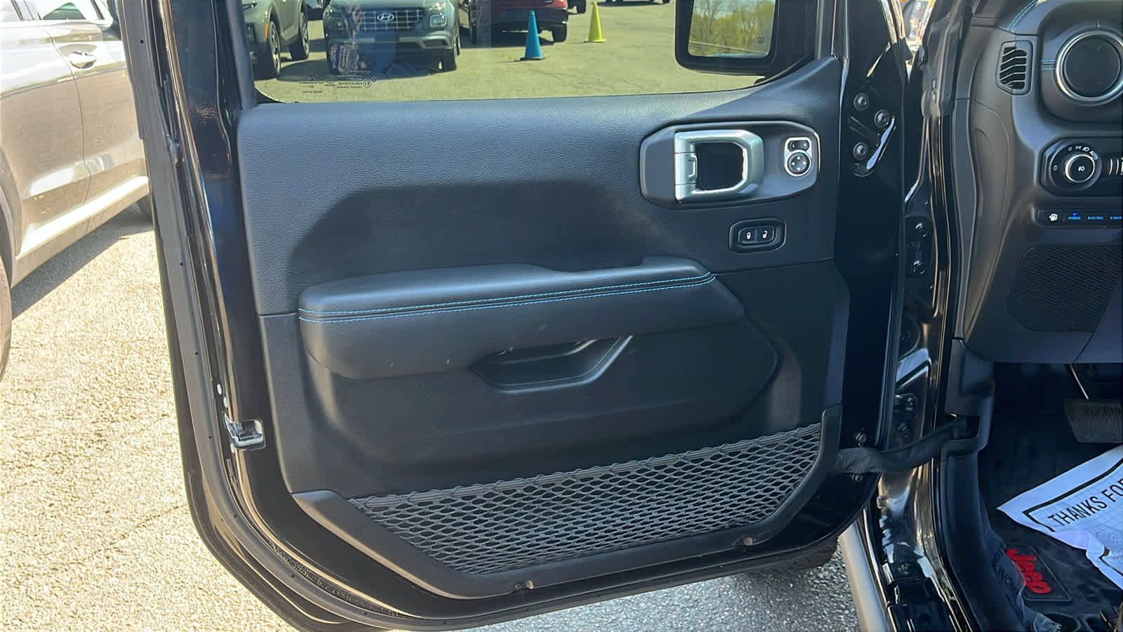 Used 2022 Jeep Wrangler Unlimited Rubicon 4xe w/ Cold Weather Group AWD/4WD image 10