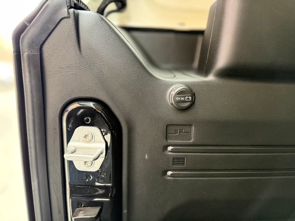 Used 2025 Jeep Wrangler Willys AWD/4WD image 27