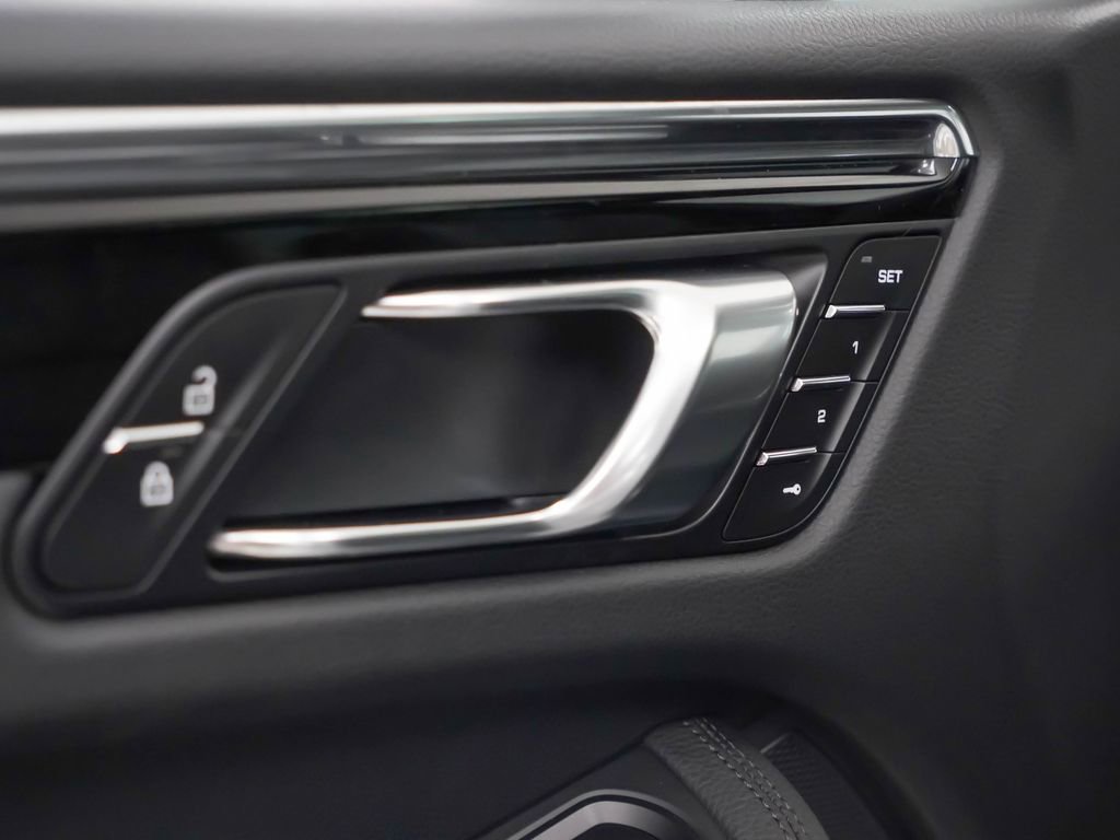 Certified 2026 Porsche Macan AWD/4WD image 14