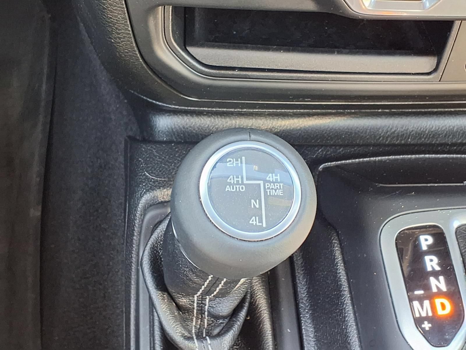Used 2018 Jeep Wrangler Unlimited Sahara AWD/4WD image 15
