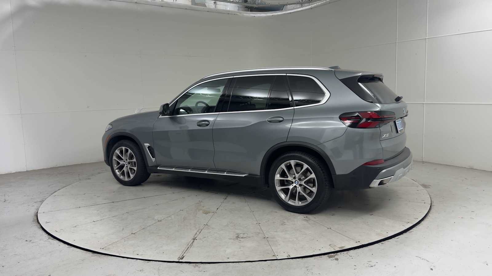 Used 2024 BMW X5 xDrive40i w/ Premium Package AWD/4WD image 4