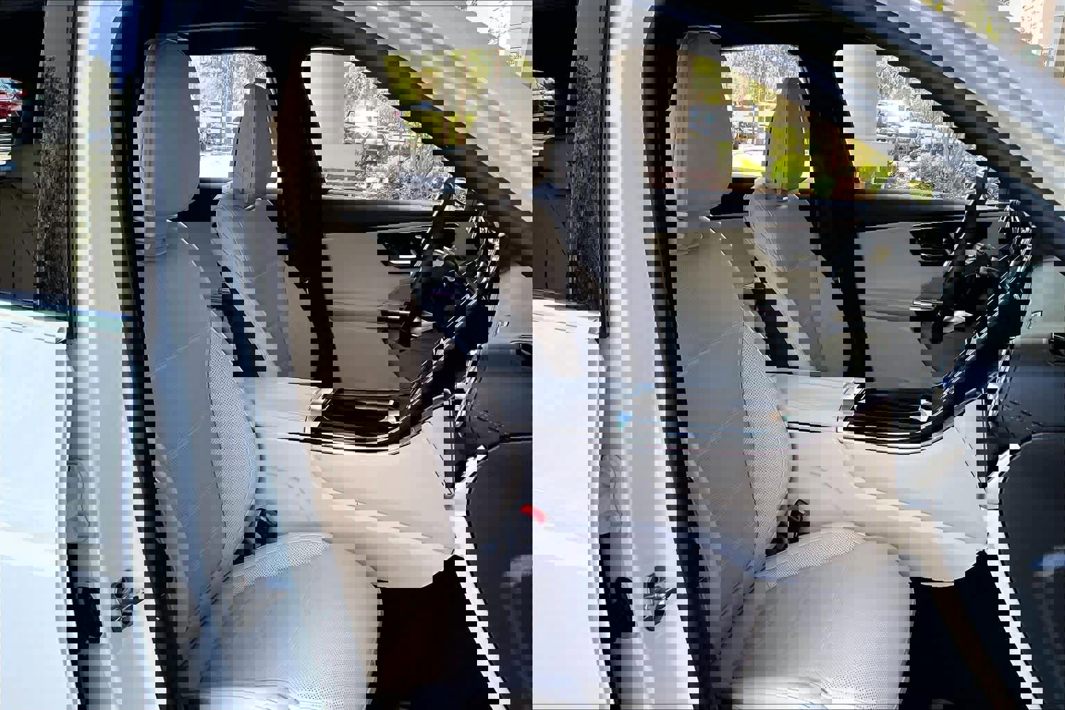 Used 2025 Mercedes-Benz GLC 300 4MATIC image 9