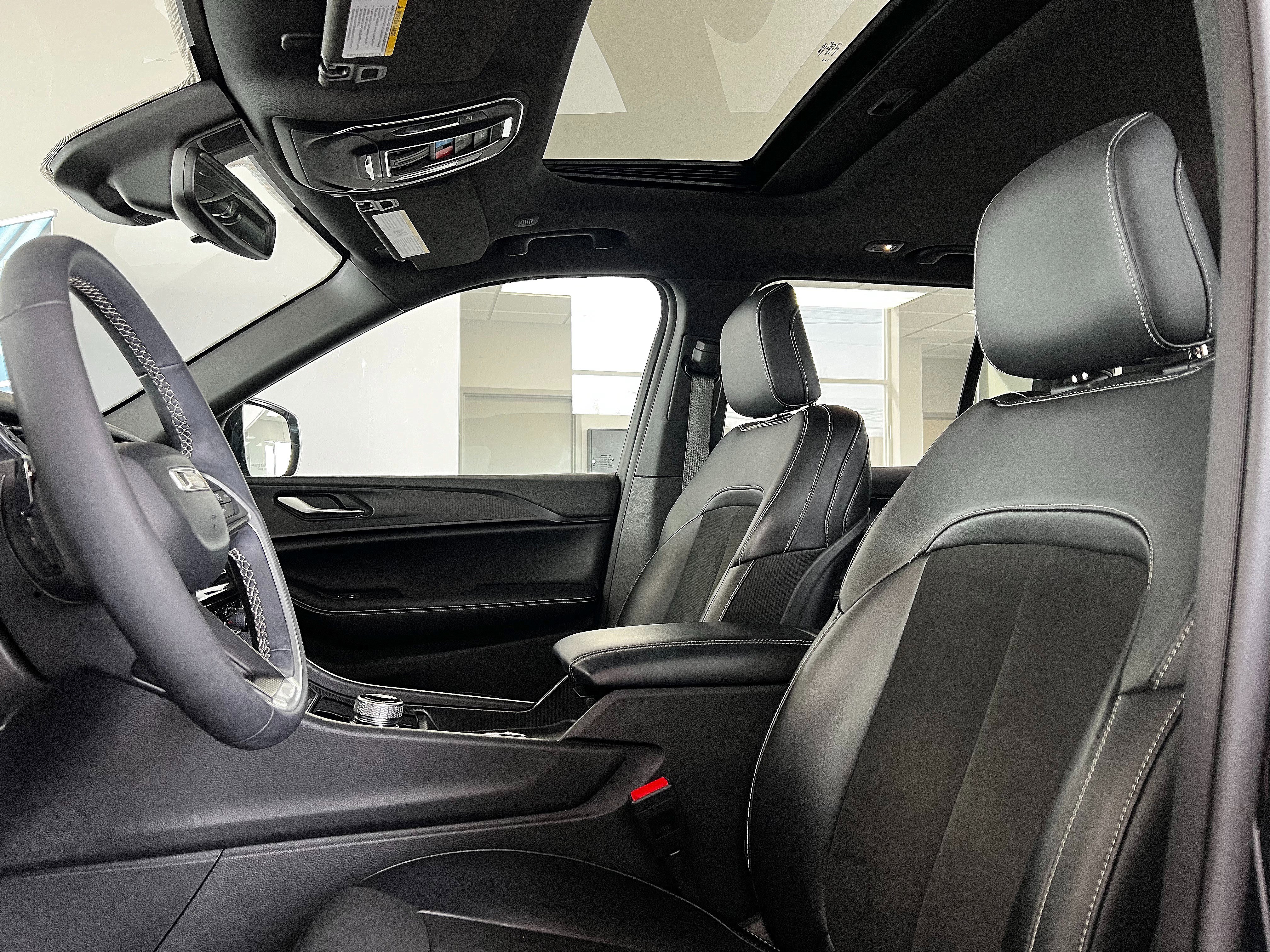 Used 2024 Jeep Grand Cherokee Altitude image 12