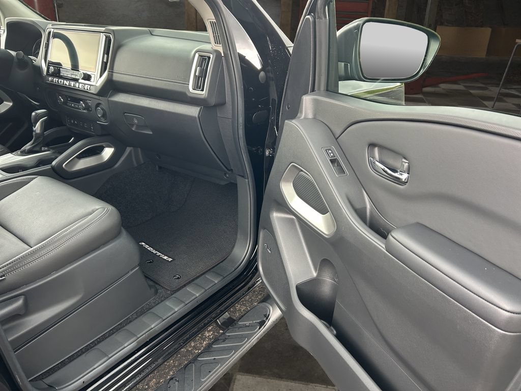 Used 2025 Nissan Frontier SV w/ SV Convenience Package RWD image 17