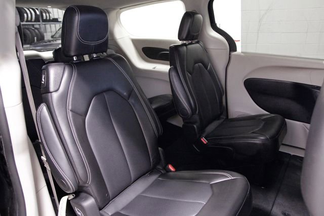 Used 2024 Chrysler Pacifica Touring-L image 18