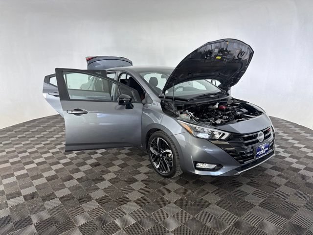Used 2024 Nissan Versa SR FWD image 12