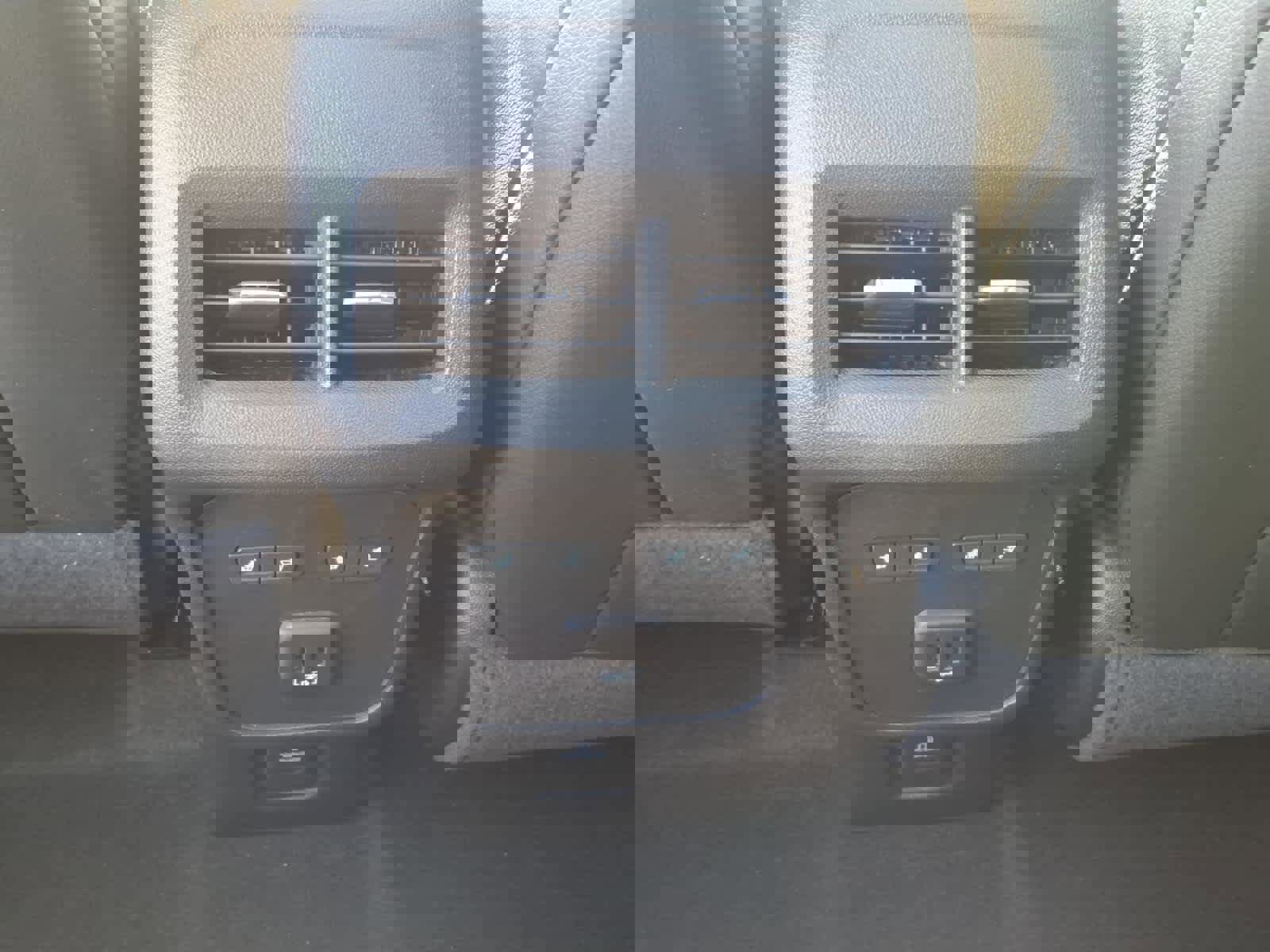 Used 2023 Chevrolet Equinox Premier image 17