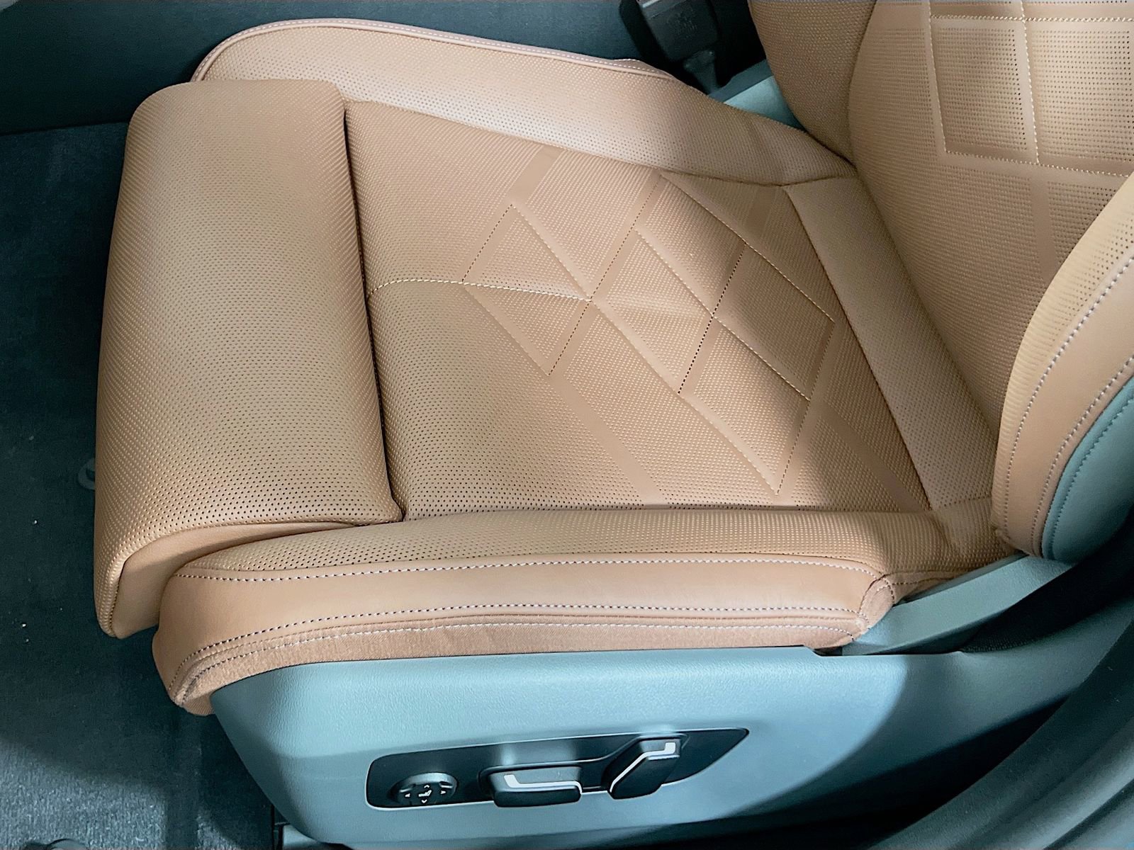 New 2026 BMW 550e xDrive w/ Executive Package image 23