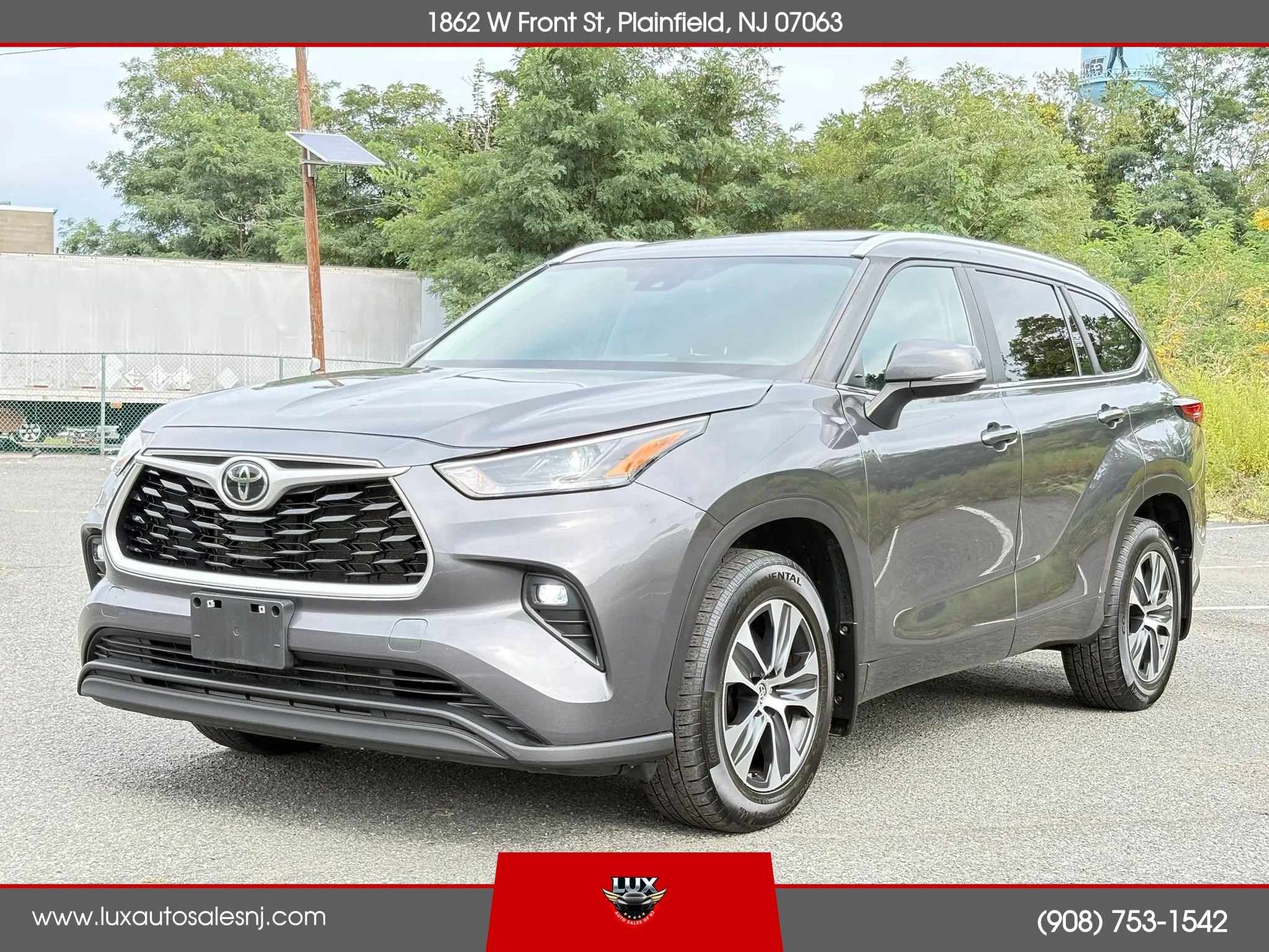 Used 2023 Toyota Highlander XLE AWD/4WD image 2