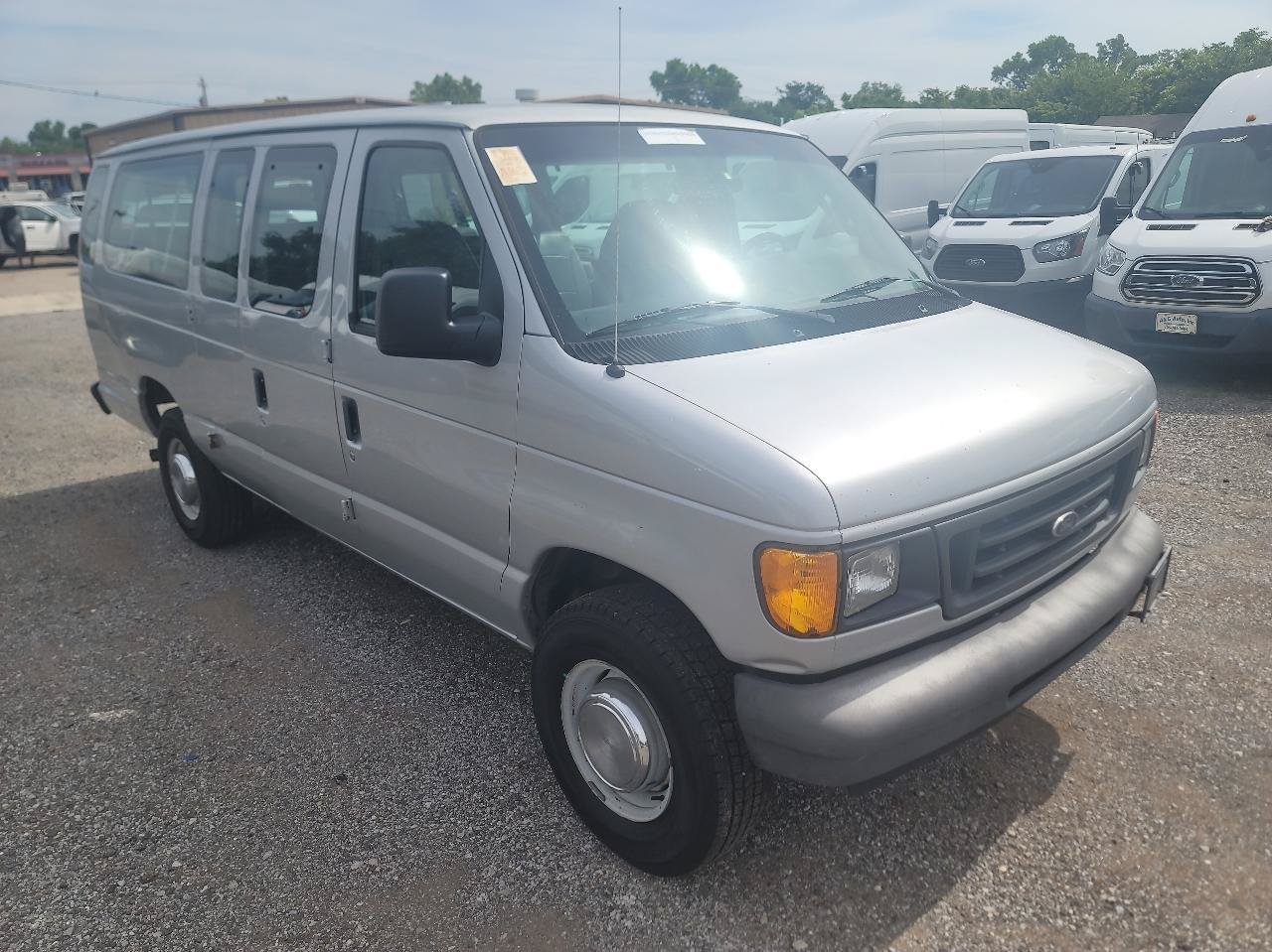 Used 2005 Ford E-350 and Econoline 350 Extended Wagon Super Duty RWD image 3