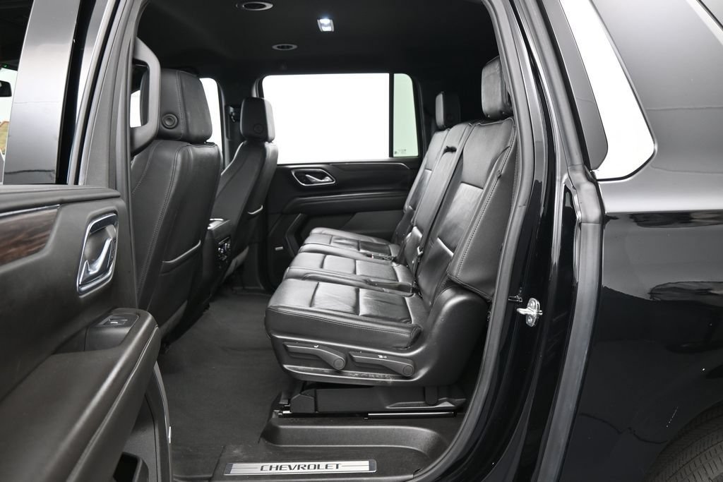 Used 2024 Chevrolet Suburban LT RWD image 31