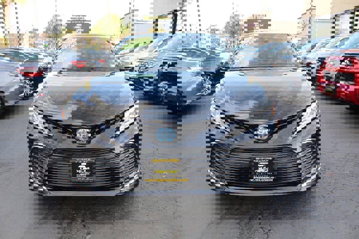 Used 2021 Toyota Camry XLE image 3