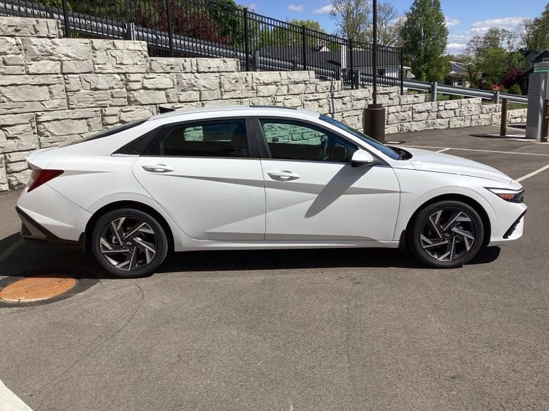 New 2025 Hyundai Elantra Limited image 8