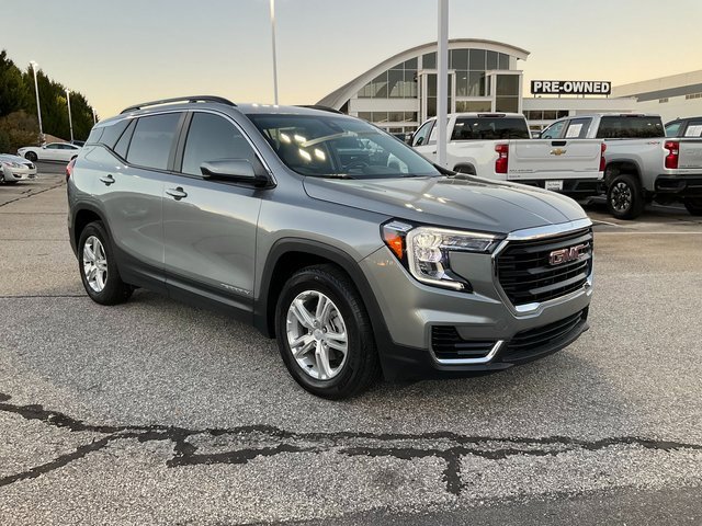 Certified 2023 GMC Terrain SLE w/ Driver Convenience Package image 3