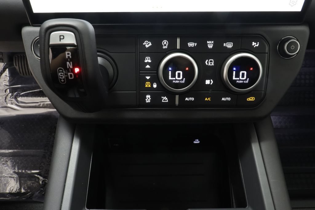 Certified 2026 Land Rover Defender 110 X-Dynamic SE AWD/4WD image 13