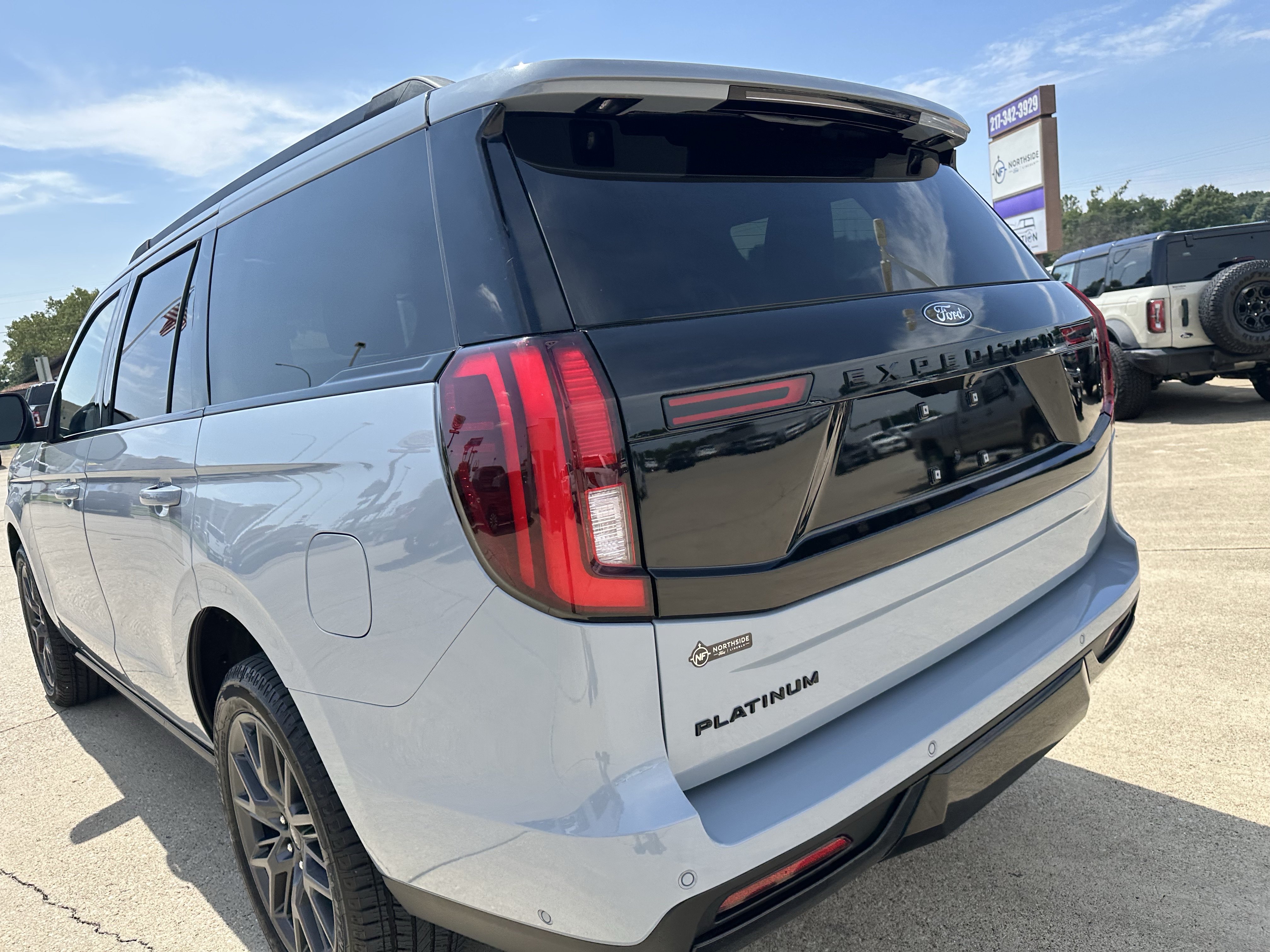 Used 2025 Ford Expedition Platinum w/ Stealth Performance Package AWD/4WD image 4