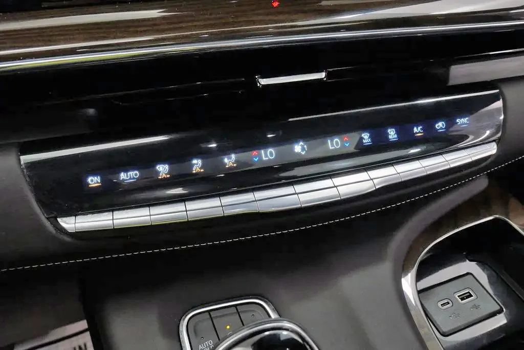 Used 2024 Cadillac Escalade Premium Luxury Platinum AWD/4WD image 31