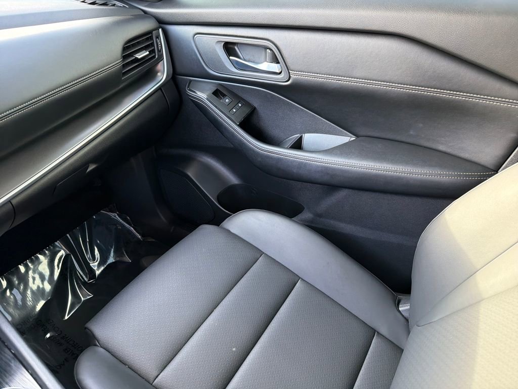 Used 2024 Nissan Rogue SV w/ SV Premium Package image 31