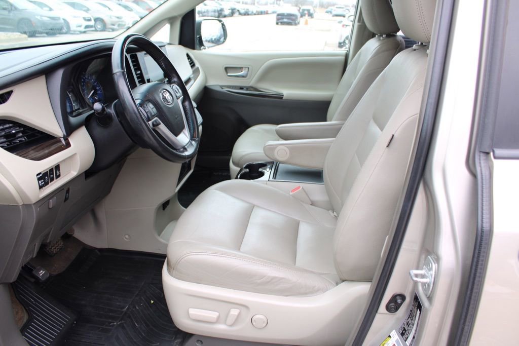 Used 2017 Toyota Sienna XLE Premium image 16