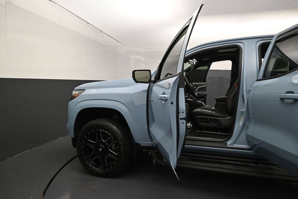 Used 2025 Chevrolet Colorado Z71 w/ Technology Package AWD/4WD image 13