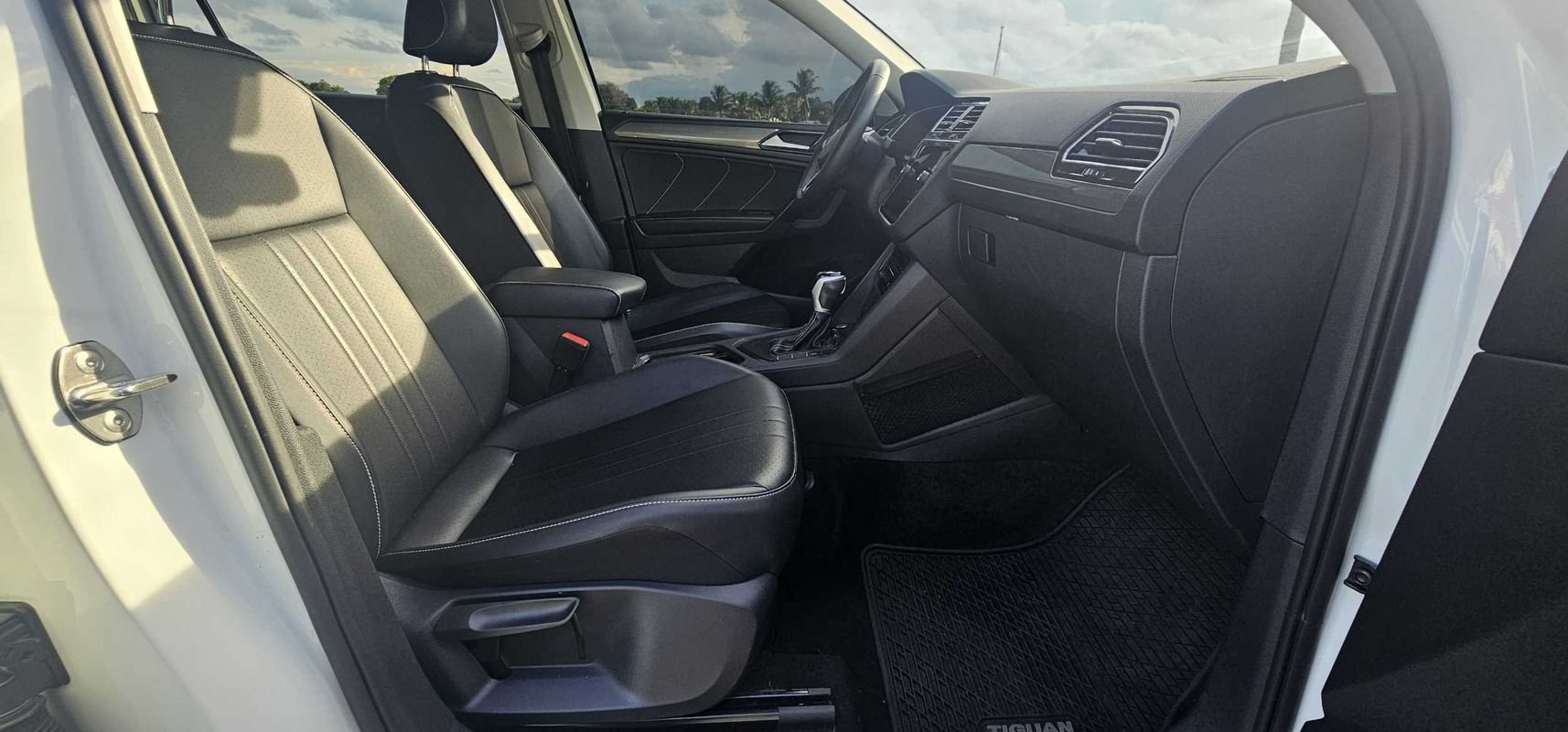 Used 2024 Volkswagen Tiguan SE w/ Panoramic Sunroof Package FWD image 30