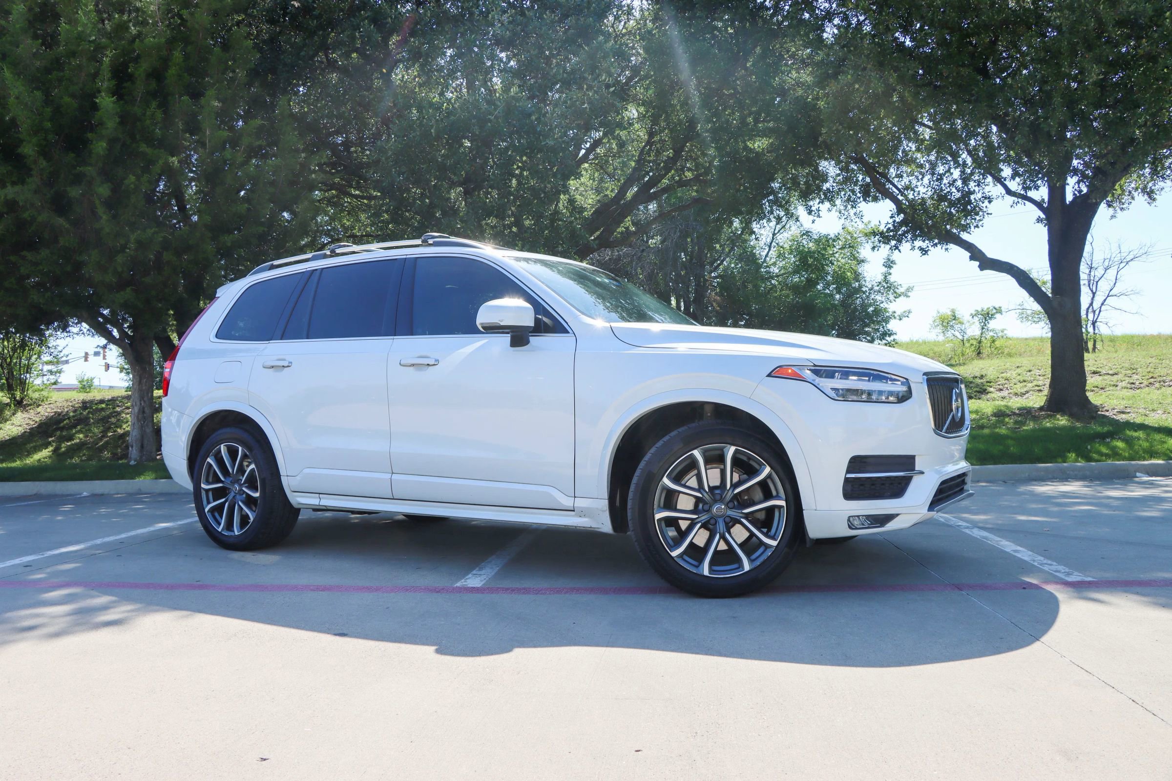 Used 2019 Volvo XC90 T5 Momentum w/ Multimedia Package FWD image 1