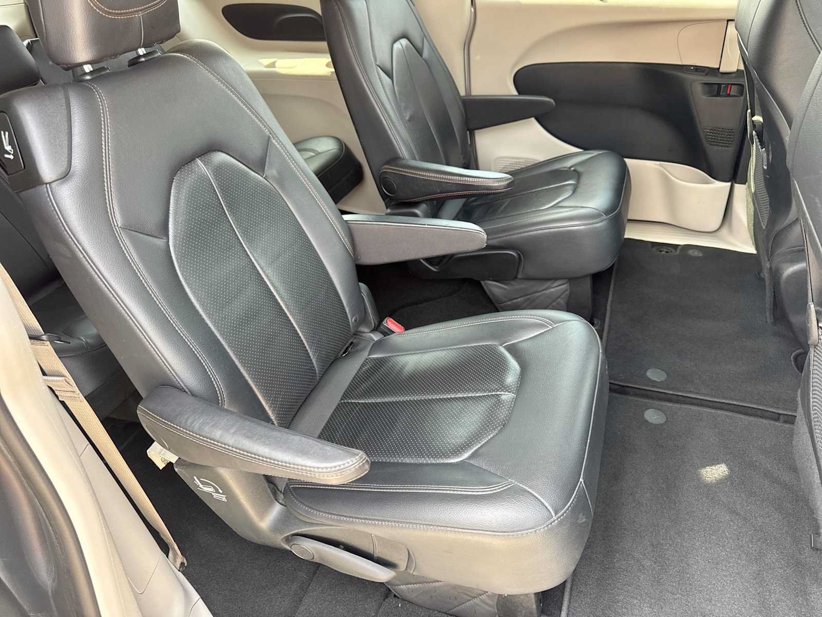 Used 2018 Chrysler Pacifica Touring-L FWD image 19