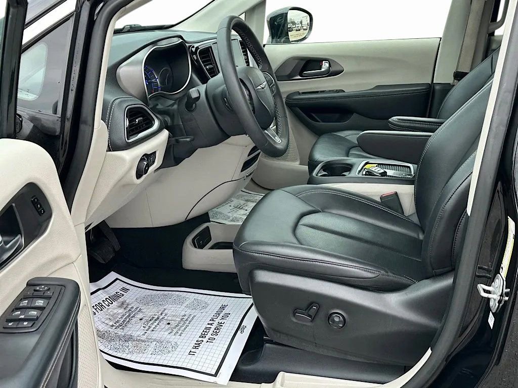 Used 2024 Chrysler Pacifica Select FWD image 13