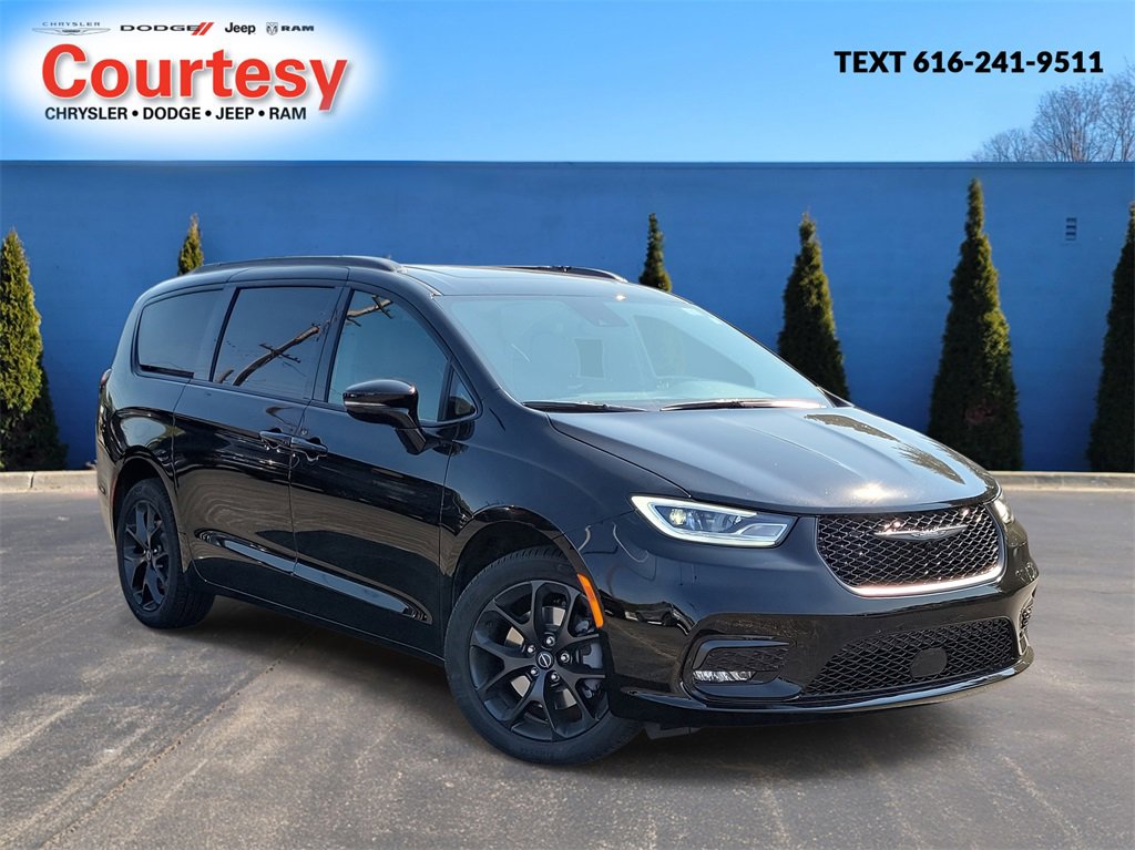 New 2026 Chrysler Pacifica Limited image 1
