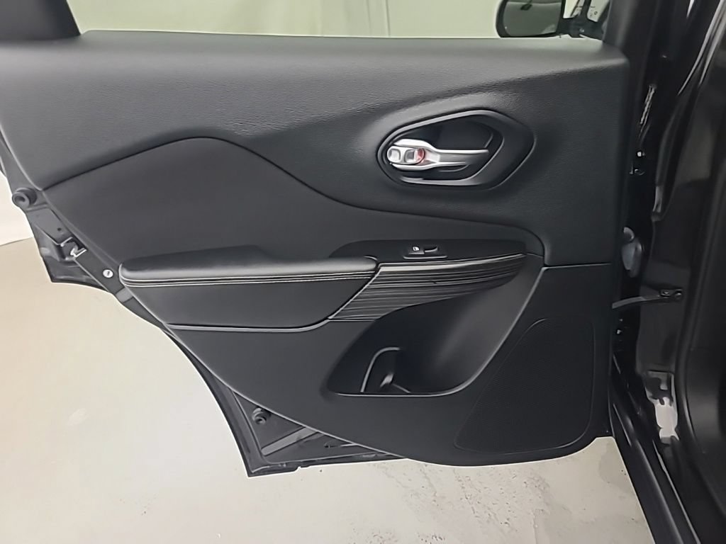 Used 2014 Jeep Cherokee Latitude w/ Comfort/Convenience Group AWD/4WD image 19