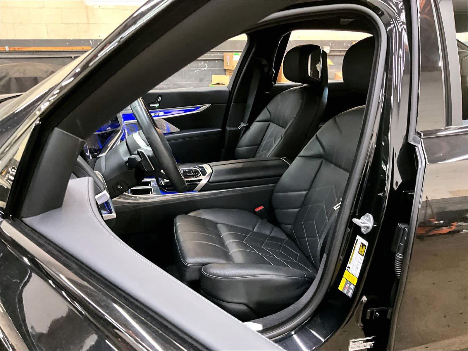 Used 2023 BMW i7 xDrive60 AWD/4WD image 27