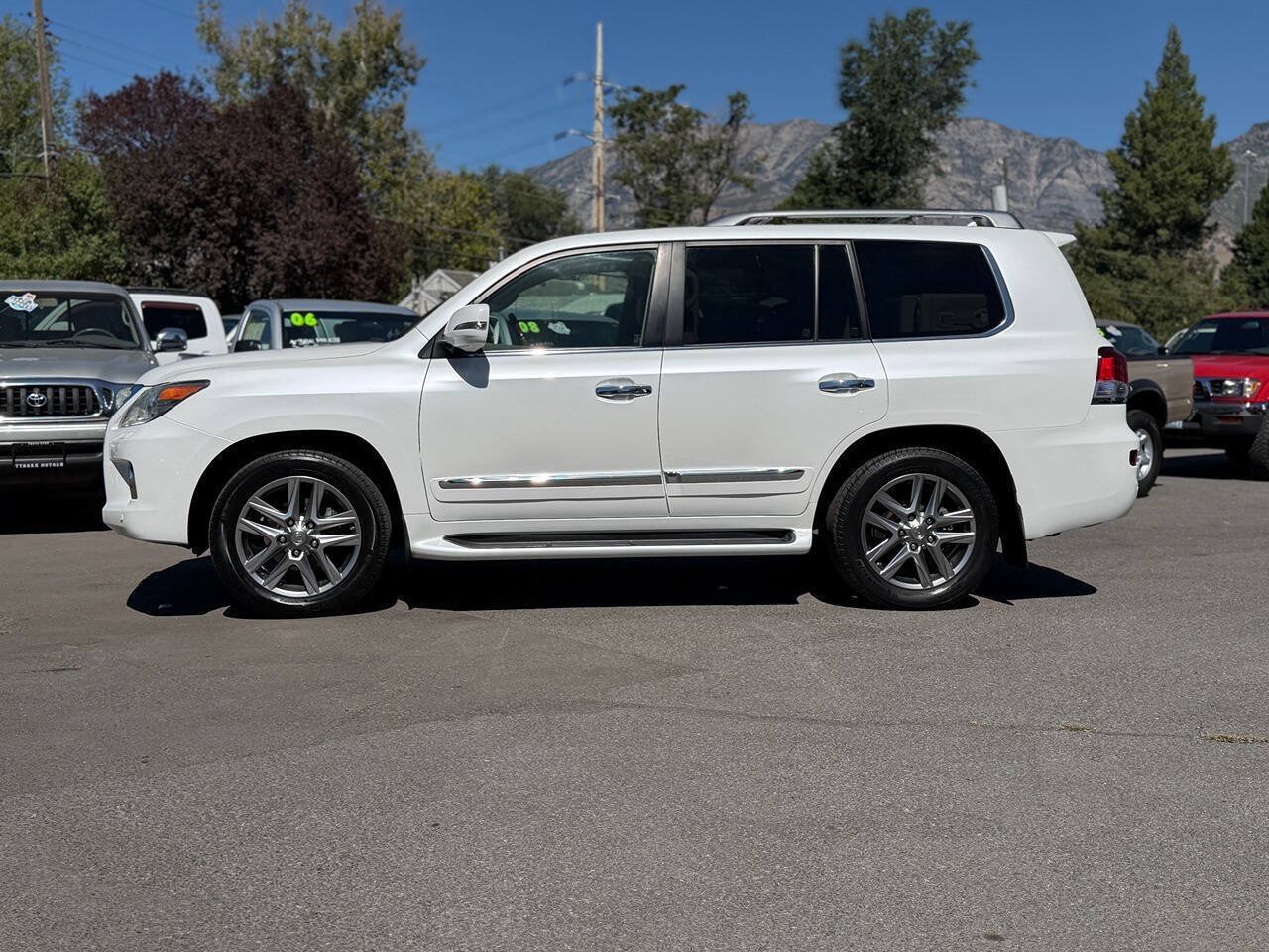 Used 2013 Lexus LX 570 4WD w/ Luxury Pkg image 5
