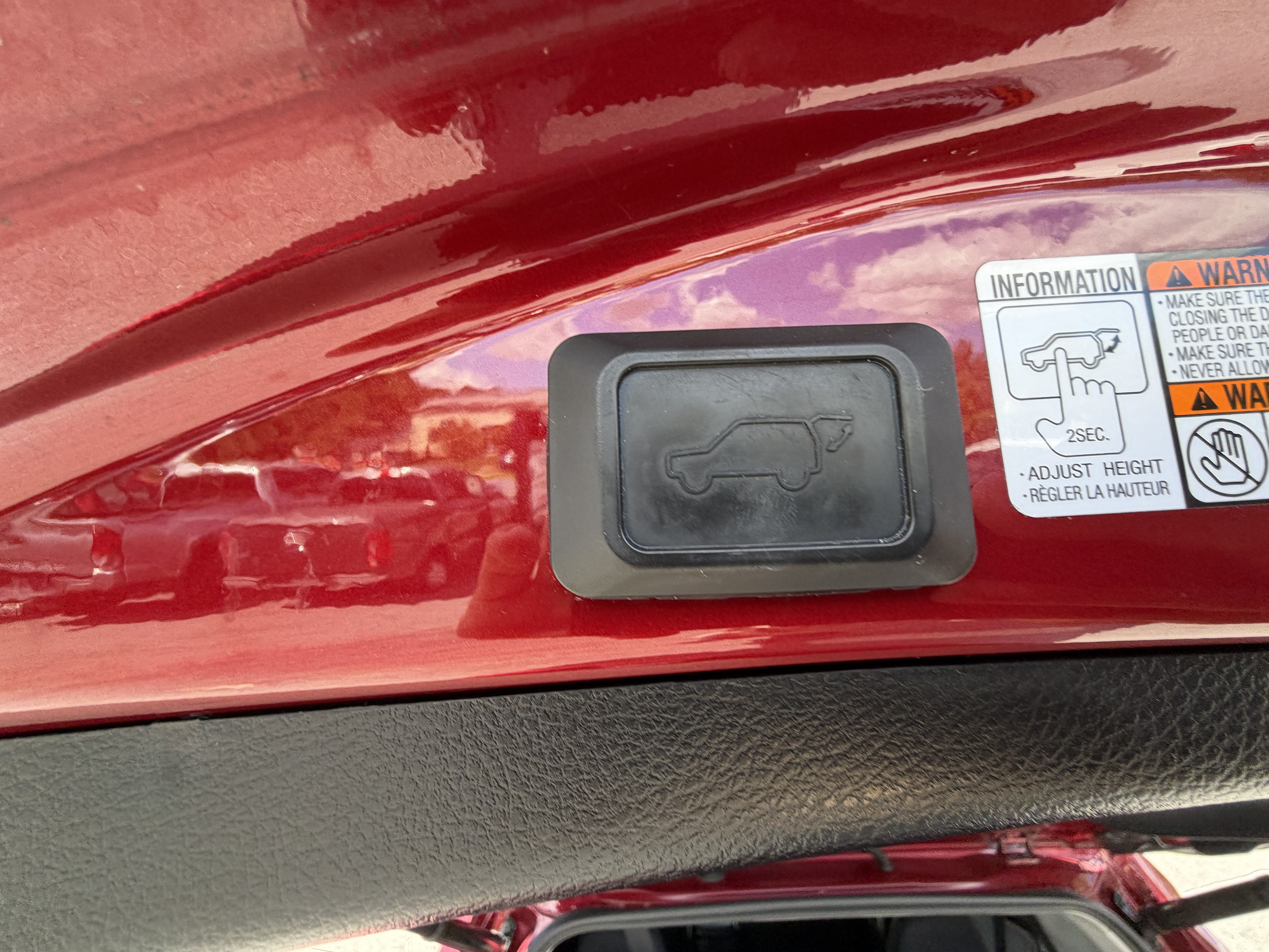 Used 2018 Toyota RAV4 XLE FWD image 18