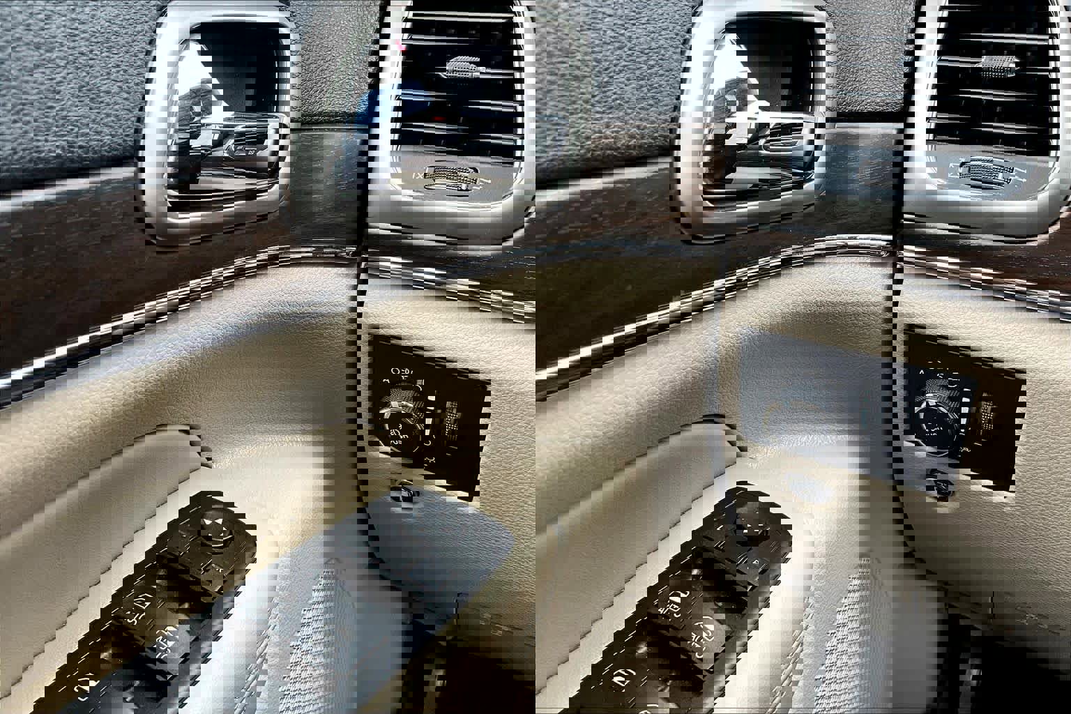 Used 2015 Jeep Grand Cherokee Limited w/ Luxury Group II image 34