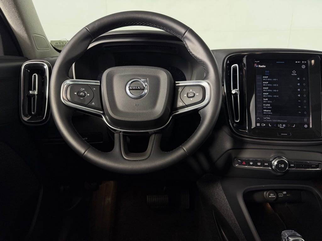 Used 2025 Volvo XC40 B5 Plus image 13