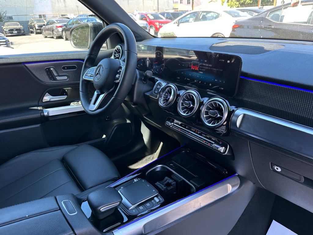 Used 2023 Mercedes-Benz GLB 250 4MATIC w/ Premium Package image 14