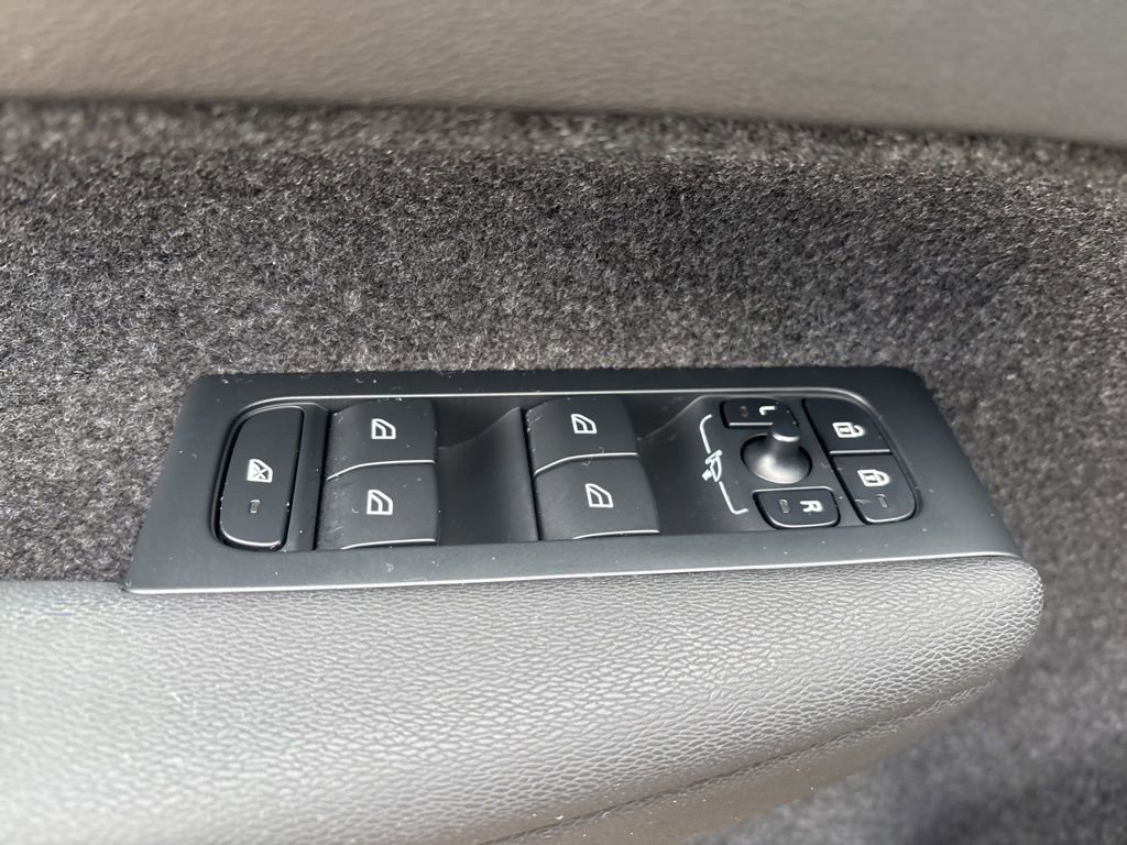 Certified 2023 Volvo XC40 B5 Plus w/ Driver Assist Package AWD/4WD image 18