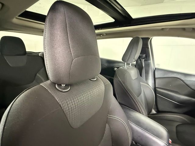 Used 2015 Jeep Cherokee Latitude w/ Comfort/Convenience Group image 32