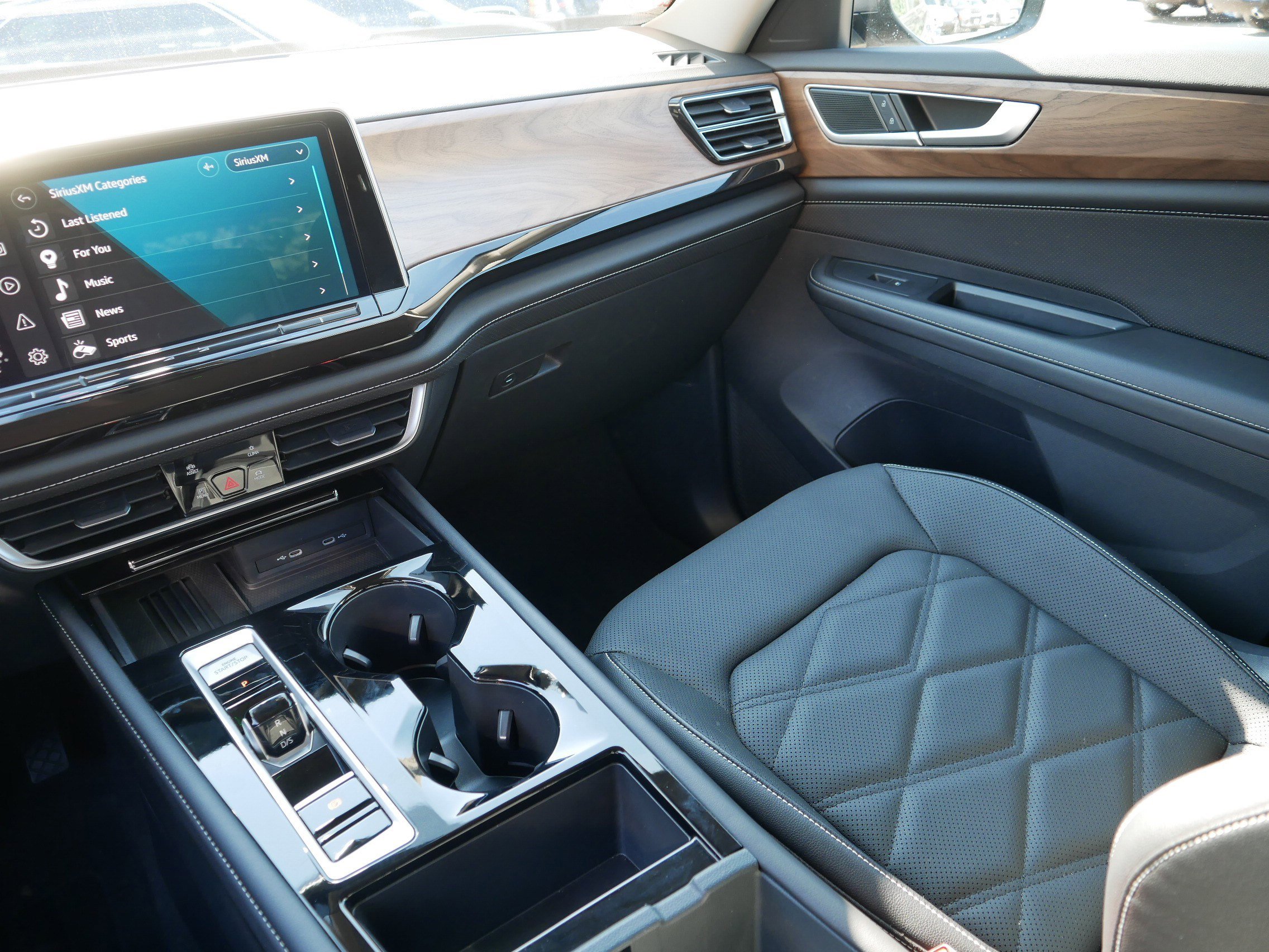 Used 2025 Volkswagen Atlas SE image 11